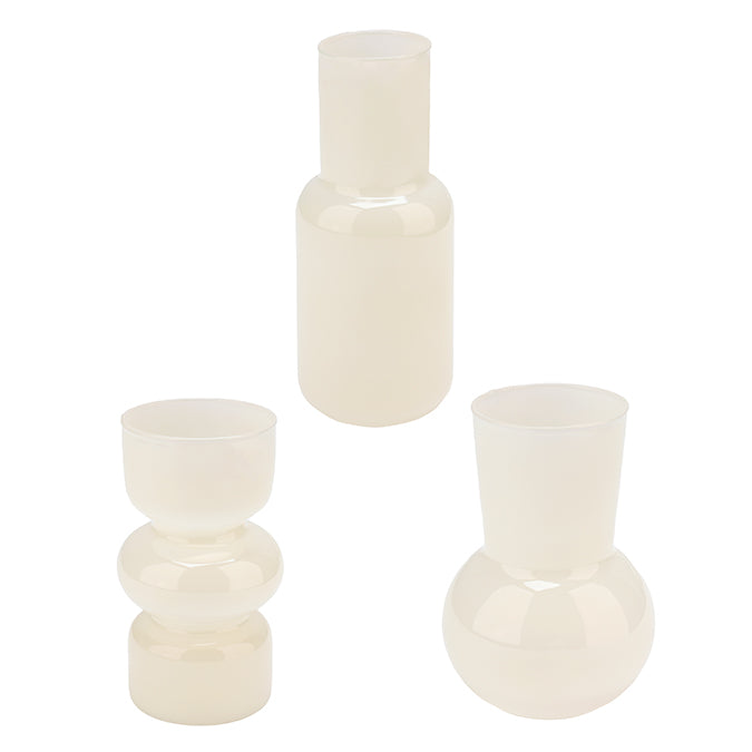 Vase de forme variée entre 7 po et 8 po en verre blanc laiteux