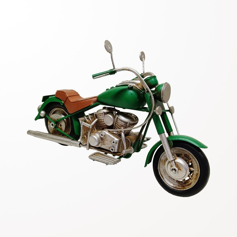 Moto ancienne en métal vert