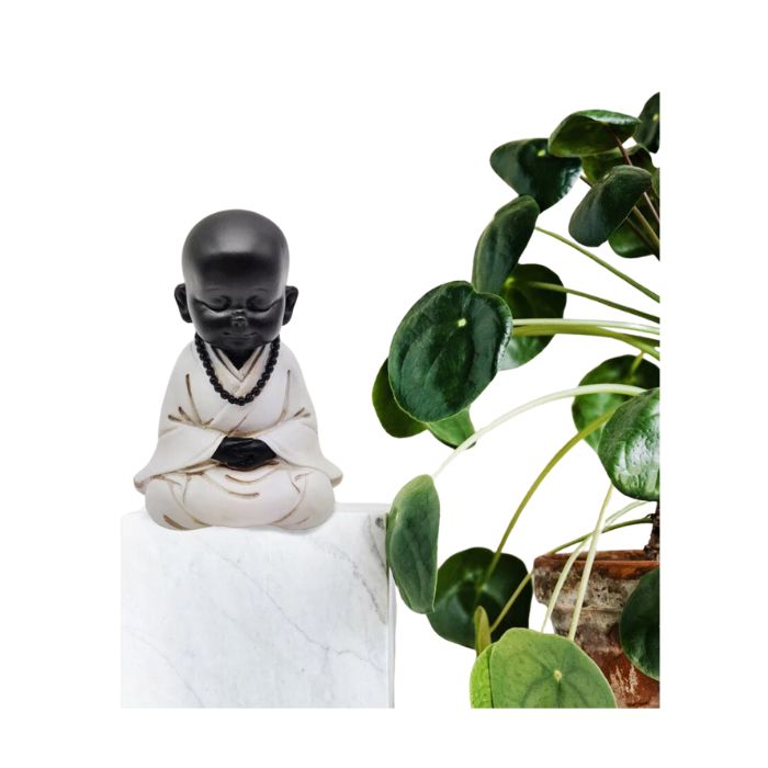 Bébé bouddha assis mains jointes robe blanche 3 po x 4 po