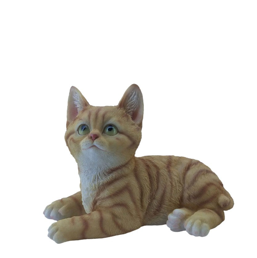 Chat orange et blanc couché 7,25 po x 4,25 po x 5 po