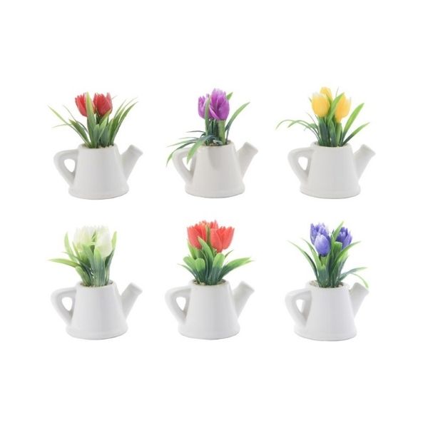 Tulipes artificielles dans un arrosoir en céramique blanche