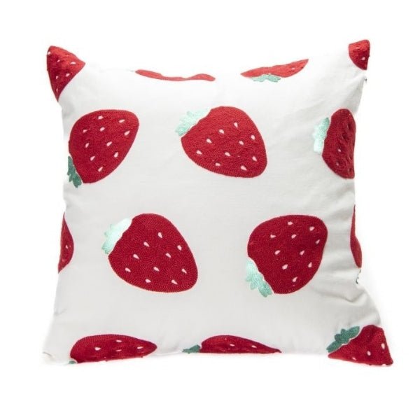 Coussin 18 po x 18 po blanc avec motifs de fraise rouges