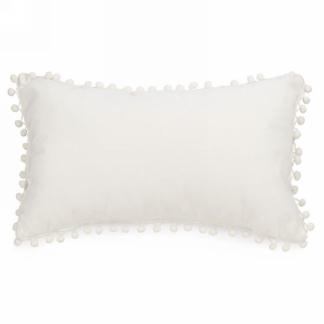 Coussin 12 po x 20 po blanc avec pompons