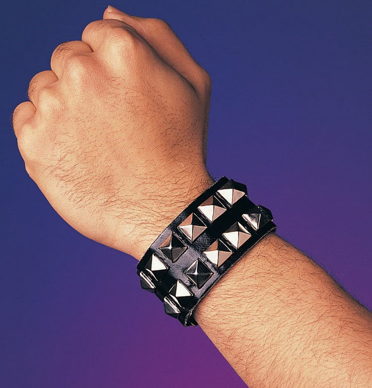 Bracelet en faux cuir noir avec pointes métalliques