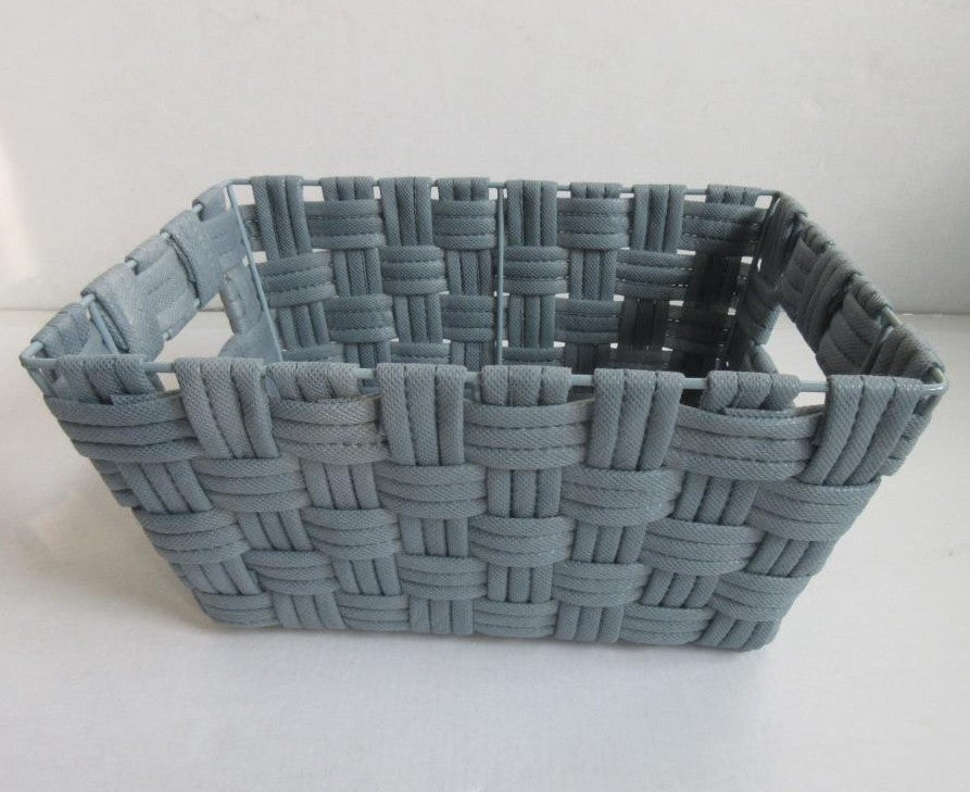 Panier tressé en tissu gris