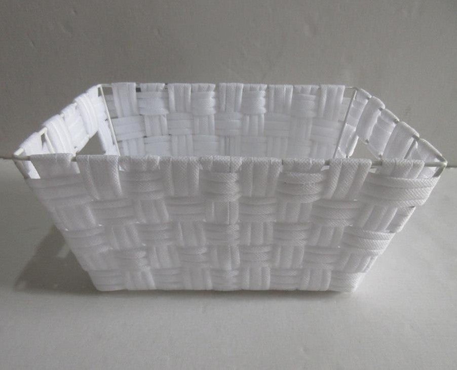 Panier tressé en tissu blanc