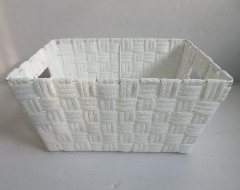 Panier tressé en tissu blanc