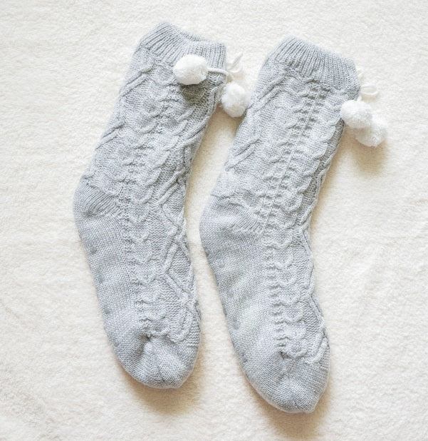 Bas gris avec pompons (STD)