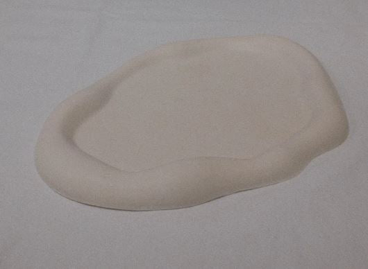 Assiette courbée en jesmonite