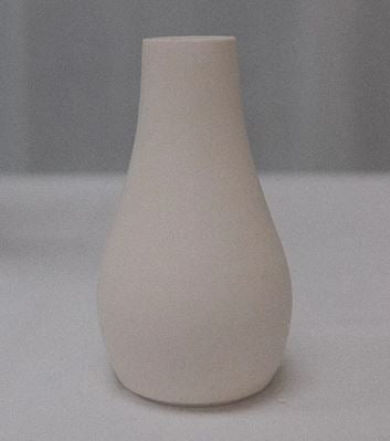 Vase allongé en jesmonite