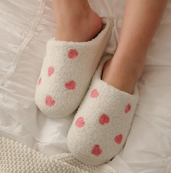 Pantoufle crème avec coeur rose brodé