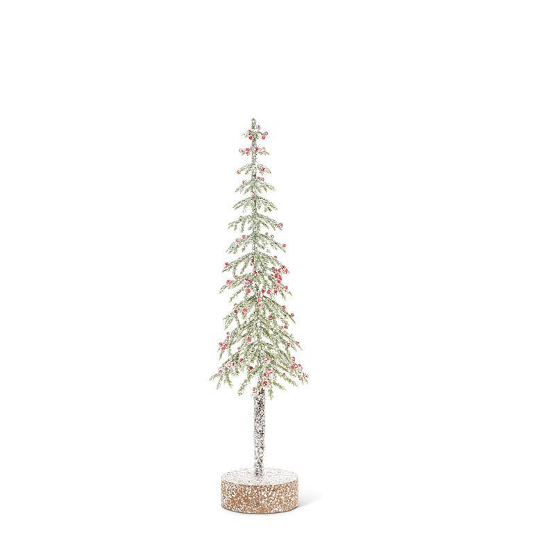 Sapin étroit enneigé avec baies rouges et base en bois