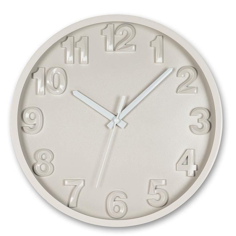 Horloge murale 12 po gris pâle avec chiffres surélevés