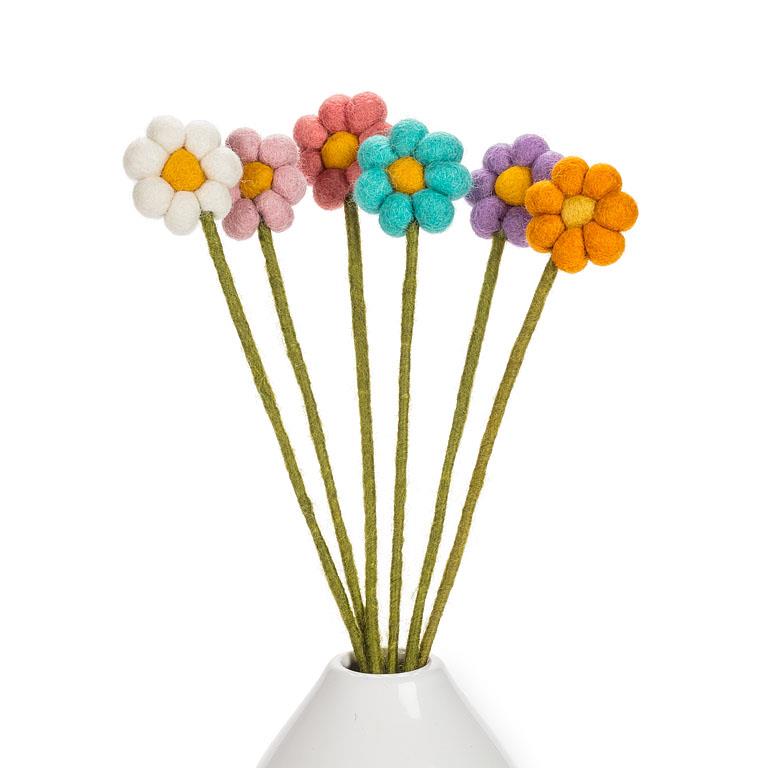 Tige de marguerite en pompons de feutre 13 po