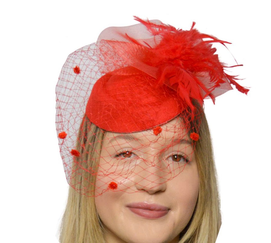 Chapeau bibi avec plumes et voile rouge