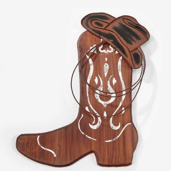 Plaque murale en bois en forme de botte de cowboy surmonté d'un chapeau avec un lasso
