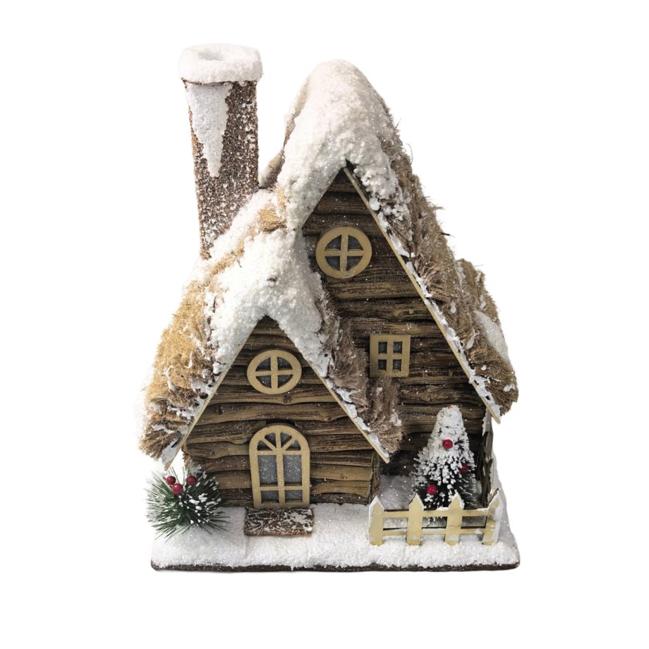 Maison en bois illuminée et enneigée