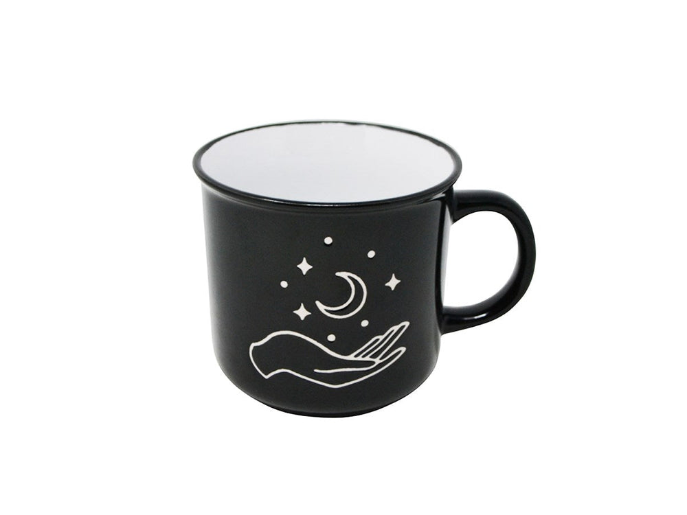Tasse noire avec dessin d'une main et la lune