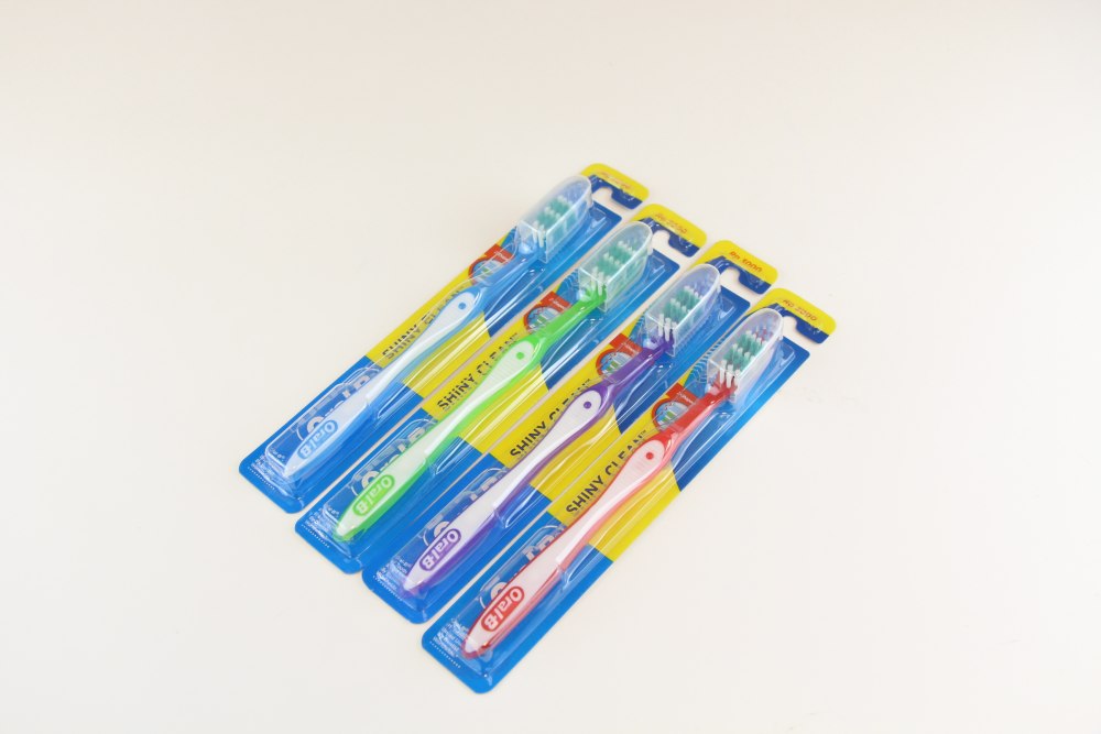 Brosse à dents médium Shiny Souple Oral-B